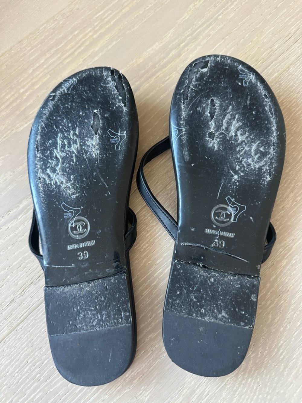 CHANEL Black Leather CC Logo Flip Flop Sandals - size 39 - Picture 4 of 4
